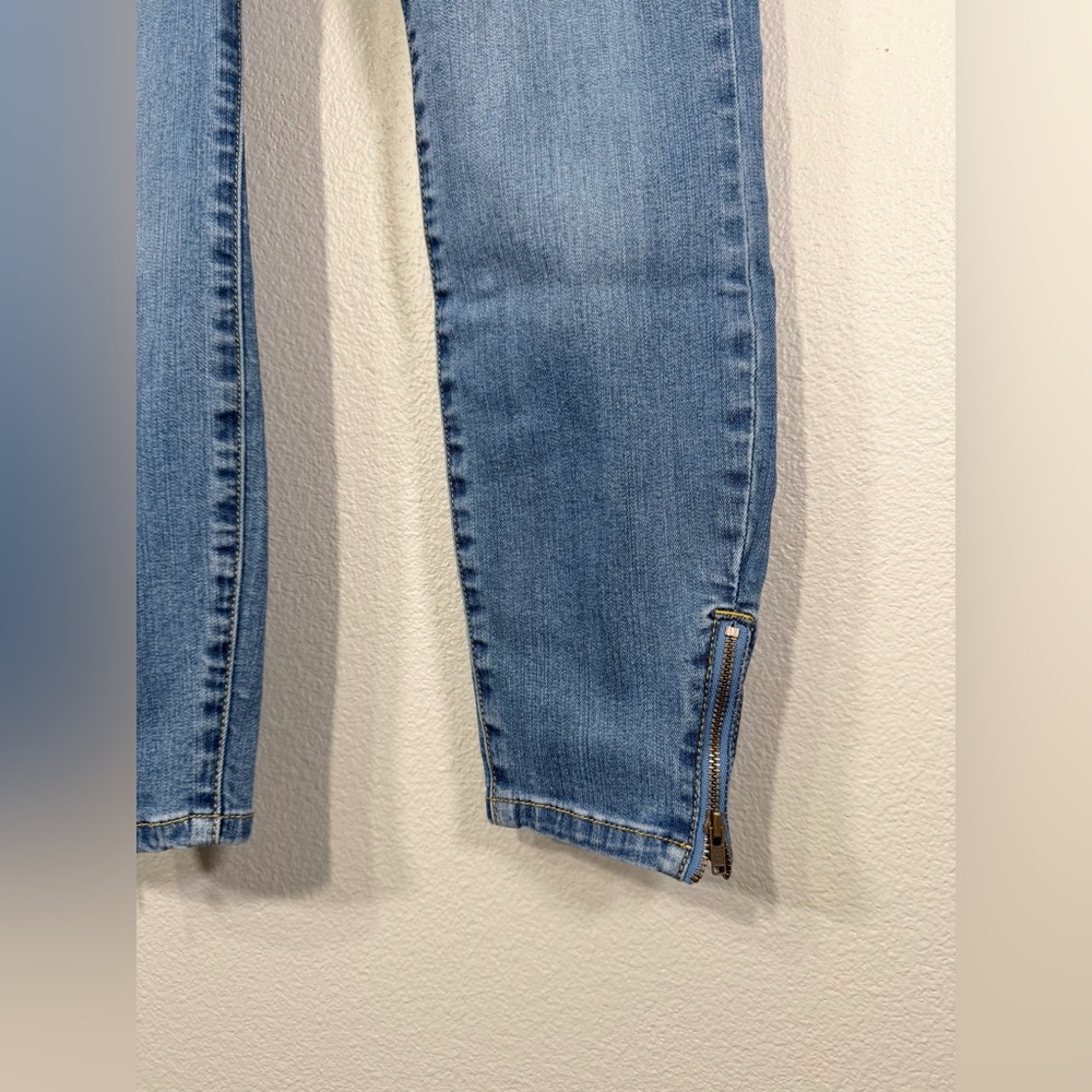 CAbi Jeans Skinny Pants Light Wash Blue Jeans Zipper Ankle Bottom Leg Women 2 - Picture 3 of 5